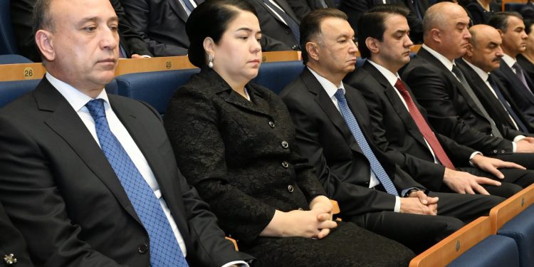 Ҷамъомад ба муносибати 35-солагии Истиқлоли давлатӣ дар Театри миллӣ