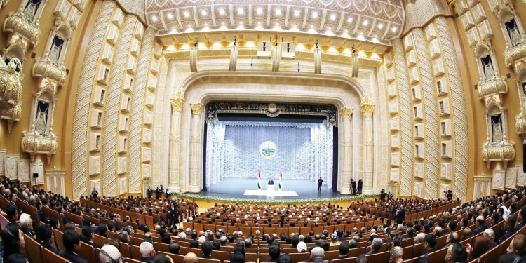 Ҷамъомад ба муносибати 35-солагии Истиқлоли давлатӣ дар Театри миллӣ